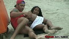 Salva vidas transa com uma favelada na praia a luz do dia