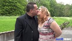 Manon veut que son mari et un inconnu lui baise bien le cul